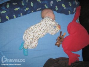 Почему ребенок запрокидывает голову во сне