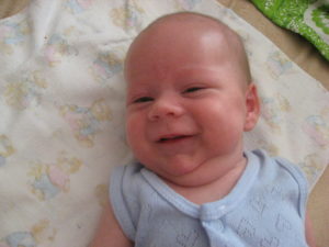 Когда младенцы начинают осознанно улыбаться