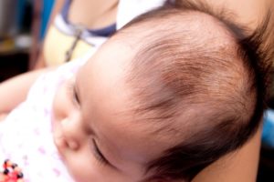 У новорожденного много волос на голове