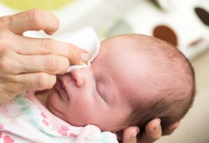 Можно ли грудное молоко капать в глаза новорожденному