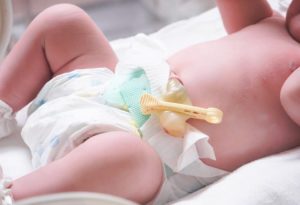 Как перевязать пуповину новорожденному