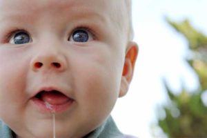Почему у двухмесячного ребенка текут слюни