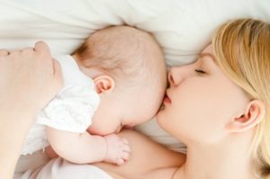 Новорожденный ребенок засыпает при кормлении и не наедается