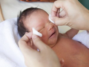Как ухаживать за глазами новорожденного