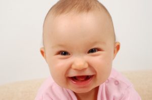 Когда ребенок начинает осознанно улыбаться