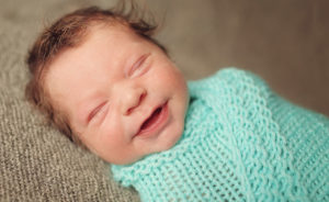 Осознанная улыбка у малышей появляется