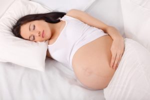 Можно ли спать на правом боку при беременности