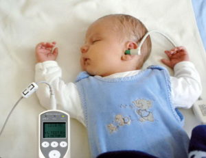 Как определить у новорожденного слух