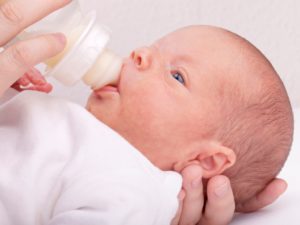 Ребенок выплевывает грудное молоко
