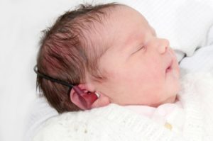 Как определить у новорожденного слух