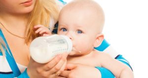 Ребенок выплевывает грудное молоко