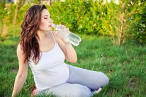 Можно ли во время беременности пить много воды