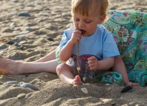 Ребенок съел песок что делать