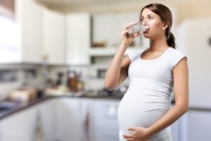 Сколько нужно пить воды беременным в первом триместре