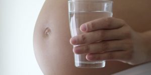 Почему хочется пить много воды во время беременности