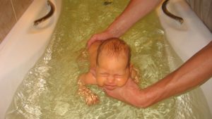 Первое купание в большой ванне