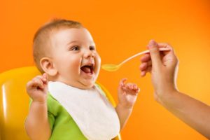 Почему ребенок в 6 месяцев не ест прикорм