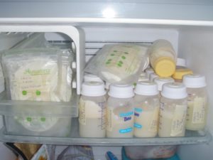Сколько можно хранить замороженное грудное молоко в морозилке