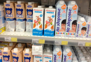 Со скольки месяцев можно давать молоко магазинное ребенку