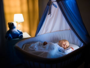 Как укладывать младенца спать в ночь