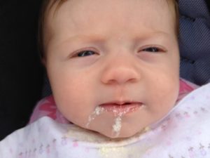 Почему ребенок новорожденный срыгивает фонтаном