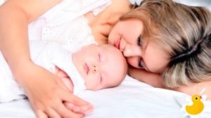 Новорожденный ребенок засыпает при кормлении и не наедается