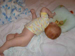 Ребенок во сне запрокидывает голову назад