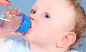 Когда начинать поить ребенка водой