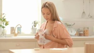 Можно ли кормить ребенка сцеженным молоком из бутылочки