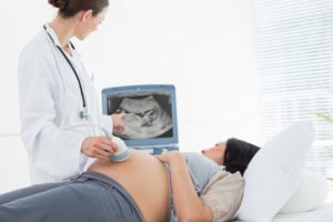 При беременности дергается живот почему