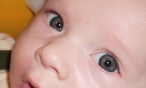 Почему у новорожденных синие глаза
