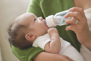 Как правильно поить водой новорожденного