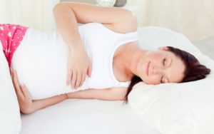 Можно ли спать на правом боку при беременности