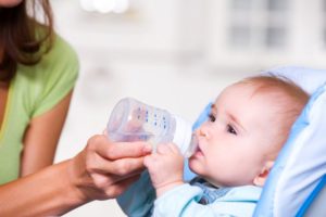 Как правильно поить водой новорожденного