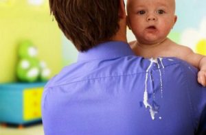 Почему ребенок новорожденный срыгивает фонтаном