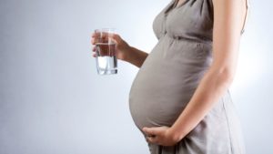 Можно ли во время беременности пить много воды