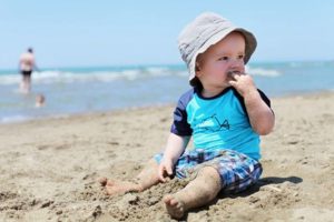 Ребенок съел песок что делать