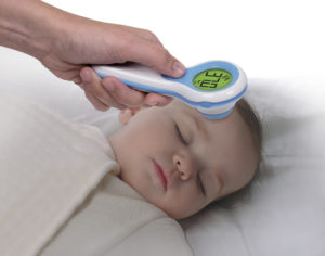 Как новорожденному мерить температуру ртутным градусником