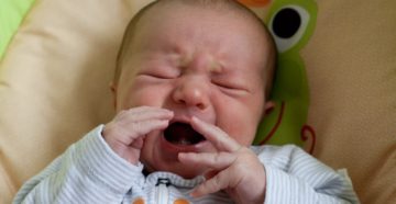 Ребенок в 4 месяца плачет