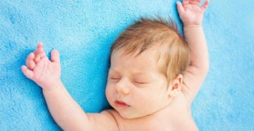 Почему дети спят руками вверх