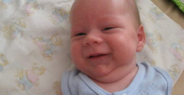 Когда младенец начинает осознанно улыбаться